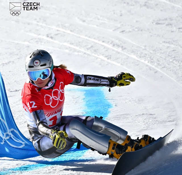 Ester Ledecka contornando uma bandeira azul do circuito do slalom paralelo